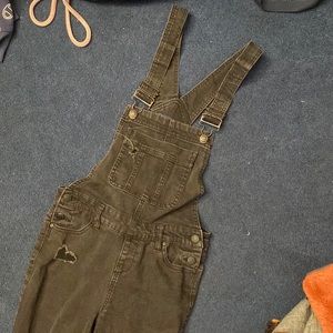 This is an all black overalls from ‘BLUESpice’